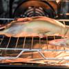 Đặt vịt ở rãnh giữa của lò nướng. Nướng ở nhiệt độ trong khoảng 160-170 độ C. Với con vịt 1kg thì nướng trong khoảng 45-55 phút (cho vịt vào mới bật lò). Sau 20-25 phút đầu tiên thì lật vịt cho vịt chín đều. Sau khi vịt đã chín, có thể để vịt ở trong lò (đã tắt) thêm khoảng vài phút cho phần mỡ chảy ra hết.