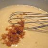Bột bánh: Cho trứng, sữa, bột mì, bơ và 1 muỗng muối vào bát và trộn đều. Cho thêm vào một ít vỏ cam cắt nhỏ vào để thơm vị cam. 