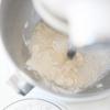 Đầu tiên cho 1/2 muỗng cà phê mật ong và 235ml nước ấm vào âu lớn cùng men nở, trộn đều rồi để khoảng 10 phút cho men nở đều. Thêm 1 muỗng dầu olive vào khuấy đều. Trong một âu khác. cho 240g bột mì, 3/4 muỗng cà phê muối vào trộn đều, sau đó chế từ từ hỗn hợp men nở vào và trộn cho tất cả hòa quyện.