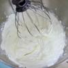 Đầu tiên trộn đường bột với muối rồi cho bơ vào đánh đều. Tiếp đến cho whipping cream vào đánh đều với hỗn hợp bơ đường. Trứng gà tách lấy lòng trắng, rồi từ từ thêm lòng trắng vào đánh cùng hỗn hợp kem đường trên. Sau đó cho bột mì vào đánh cùng cho hòa quyện.