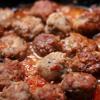 Cho thịt vào hỗn hợp sốt cà chua ở trên, đun nhỏ lửa thêm 10-15 phút, thỉnh thoảng đảo cho thịt ngấm sốt.