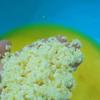 Gạo nếp, đậu xanh không vỏ ngâm nước khoảng 3 giờ hoặc qua đêm cho mềm. Vớt gạo nếp, đậu xanh không vỏ ra rổ, để ráo nước.