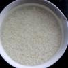 Chuẩn bị nấu xôi bắp: Chọn mua loại gạo nếp dẻo thơm, đem vo sạch gạo nếp với nhiều nước rồi ngâm nếp ngập trong nước khoảng nửa giờ.
