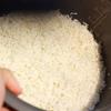 Cách nấu xôi bắp: Cho nếp vào nồi, chế nước cốt dừa xâm xấp giống nấu cơm rồi thêm 1/4 muỗng cà phê muối vào, đảo đều. Sau đó trút toàn bộ bắp hạt lên trên mặt nếp và không khuấy lên.