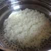 Gạo nếp vo sạch ngâm qua đêm hoặc 4-6 giờ. Sau đó lấy gạo ra trộn với một ít muối rồi cho vào nồi hấp chín thành xôi.  