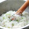Cho gạo nếp vào nồi nấu như cơm, đổ nước sao cho nếp chín thì hơi nhão. Khi xôi chín bạn lấy ra để nguội sau đó trộn cùng hành lá thái nhỏ, gừng băm và muối.