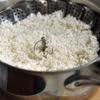 Cho gạo nếp vào chõ hấp. Hấp xôi khoảng 15-20 phút là xôi chín.