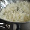 Cho gạo nếp vào chõ hấp. Hấp xôi khoảng 15-20 phút là xôi chín.