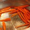 Đun nóng một muỗng cà phê dầu ăn phi tỏi thơm, cho cà rốt vào xào chín.