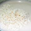 Gạo nếp đãi sạch, ngâm gạo vào âu nước lạnh có pha một ít muối qua đêm.