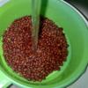 Đậu đỏ rửa sạch, ngâm qua đêm và nấu đậu đỏ cùng 1 muỗng cà phê muối hạt trong 30 phút.