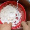 Gạo nếp cho ra rổ, rửa sạch và ngâm trong nước lạnh 15 phút. Việc ngâm gạo nếp sẽ giúp hạt nếp không bị bể trong quá trình nấu xôi, hạt nếp căng bóng nhìn đẹp mắt.
