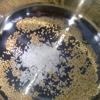 Giã nhuyễn muối 1 muỗng cà phê muối hột. Mè rang với lửa nhỏ vừa. Khi mè chuyển sang màu vàng thì cho muối đã giã vào, rang đến khi hạt muối khô và mịn là được.