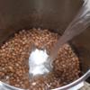 Đậu phộng cho vào nồi, thêm 1/2 muỗng cà phê muối và thêm nước ngập đậu. Sau đó đem hầm.