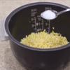 Vớt đậu xanh đã ngâm ra, để ráo. Cho gạo nếp và đậu xanh vào nồi cơm điện, cho 1/2 muỗng cà phê muối, 300ml nước vào, trộn đều.
