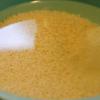 Gạo nếp đãi qua nhiều lần với nước cho sạch, ngâm gạo nếp vào âu nước lạnh có pha 1 muỗng cà phê muối.
