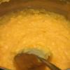 Cho gạo nếp vào ngâm trong nước lá dứa. Đậu xanh đun chín mềm, sau đó, đậu chín tán nhuyễn, cho vào trong đậu 1 muỗng canh đường.