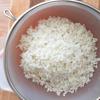 Gạo nếp vo sạch, ngâm khoảng 2 tiếng rồi cho vào nồi thêm nước cốt dừa dảo và nước cho xâm xấp rồi nấu chín.