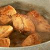 Khi nước sốt cạn gần hết thì tắt bếp, dùng nĩa xé thịt gà ra thành những sợi nhỏ. Sau đó bật bếp lên tiếp tục rang gà xé cho đến khi khô hoàn toàn, nước sốt áo lên từng sợi gà là được.