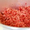 Cho gạo nếp vào xửng hấp đến khi chín thì cho 150g đường vào trộn đều lên.