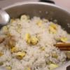 Cho gạo nếp, hạt dẻ vào nồi, trộn đều, bắc lên bếp nấu chín. Khi xôi chín hẳn, rưới nước cốt dừa, dầu ăn vào, đảo đều, nấu thêm 5 phút.