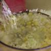 Đổ nước vào ngập mặt gạo nếp và đậu xanh, nấu nhỏ lửa đến khi xôi chín mềm.
