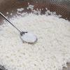 Vo sạch gạo nếp, ngâm với nước khoảng 3 giờ hoặc qua đêm. Sau đó, cho gạo nếp ra rổ, thêm 1 muỗng cà phê muối vào, xóc đều, hạt xôi lá nếp sẽ vì thế mà thơm dẻo hơn.