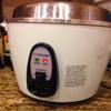 Vo sạch gạo nếp và gạo tẻ, cho vào nồi cơm điện. Đổ ngấm nước theo định lượng nấu cơm mỗi ngày. Đậy nắp, bật nút nấu chín.