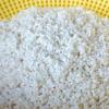 Gạo nếp vo sạch, ngâm với nước khoảng 1 giờ hoặc qua đêm cho gạo mềm. Sau đó, trộn đều gạo nếp với 1 muỗng cà phê muối.