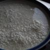 Nếp vo sạch ngâm trong nước qua đêm và để ráo nước. Cho gạo nếp đã vo sạch vào nồi hấp, rưới 1 ít nước lên, hấp khoảng 10-12 phút (lâu hơn nếu không ngâm qua đêm) hoặc cho đến khi gạo chín mềm. Nếu bạn thấy xôi quá khô, bạn có thể thêm một muỗng canh nước vào trộn đều.