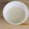 Vo sạch gạo nếp, ngâm ngâm nước qua đêm. Sau khi gạo đã ngâm xong, xả nước, sau đó cho gạo vào một bình chứa thích hợp để hấp. Đổ nước vào bình chứa vừa đủ nước ngập gạo nếp. Sau đó cho vào nồi hấp trong khoảng 15 phút với nước sôi.