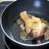 Đun nóng 3 muỗng canh dầu ăn cho thịt gà đã ướp vào chiên chín đều thì vớt ra, bỏ xương rồi cắt nhỏ.