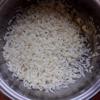 Gạo vo sạch, ngâm nước khoảng 4 giờ rồi vớt ra để ráo nước.