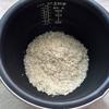 Gạo nếp vo sạch, cho vào nồi cơm điện, thêm vào 100ml nước cốt dừa và nước lọc sao cho ngập hạt nếp một chút (lượng nước như nấu cơm). Thêm đường và muối vào, trộn đều lên. Bật nút 
