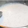 Bột bắp hòa với chút nước cho tan rồi cho vào nồi nước cốt dừa, vừa cho vừa khuấy đều để tạo độ sánh nhẹ cho nước cốt. Khi nước cốt dừa sôi nhẹ, đường tan, bột chín là được. 