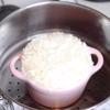 Gạo nếp vo sạch, cho vào tô. Thêm vào nước nóng xâm xấp mặt nếp, để ngâm khoảng 10 phút. Sau đó đẳ vào xửng hấp khoảng 20 phút. Xoài chín gọt vỏ, cắt nhỏ vừa ăn.