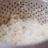 Gạo nếp vo sạch, ngâm trong nước khoảng 3 giờ. Sau đó, trộn đều gạo nếp với 1/2 muỗng cà phê muối, cho vào xửng hấp, hấp chín.