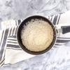 Chuẩn bị nguyên liệu. Vo và ngâm gạo với 1 chén nước trong 20-30 phút. Sau thời gian ngâm, bạn giữ nguyên nước ngâm, cho thêm 1/2 chén nước còn lại, 1 muỗng canh đường nâu, 1/2 lon nước cốt dừa vào khuấy đều.