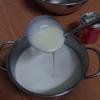 Đổ 1 lít sữa tươi vào nồi, đun mấp mé sôi (khoảng 70-80°C). Nhớ khuấy đều. Cho sữa đặc (tùy khẩu vị – nên làm ngọt một chút, sau khi ủ sẽ thành vừa).