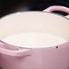 Cho sữa tươi vào nồi, đun dưới lửa vừa cho đủ ấm thì tắt bếp (không cần đợi sôi). Thêm đường vào khuấy cho đường tan rồi để nguội.
