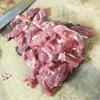 Thịt bò mua loại ngon, mềm, ít mỡ. Rửa sạch, để ráo nước, sau đó cắt thành những lát mỏng.
