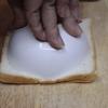 Lấy 1 cái chén vừa với miếng bánh Sandwich, ụp chén xuống bánh dùng lực tay ấn để tạo khuôn tròn trên mặt bánh.