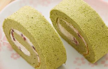 Bánh bông lan trà xanh cuộn kem tươi