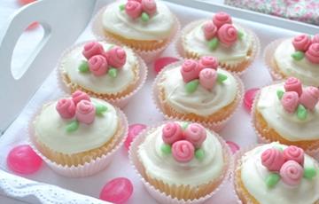 Bánh cupcake hình hoa hồng