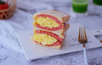 Bánh mì sandwich kẹp trứng thịt nguội thơm ngon