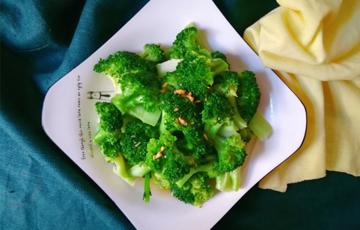 Bông cải xanh xào tỏi ăn kiêng