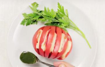 Cà chua kẹp thịt xông khói nướng giấy bạc