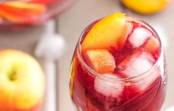 Cocktail trái cây rượu vang đỏ