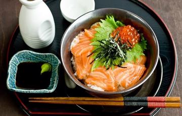 Cơm sashimi cá hồi