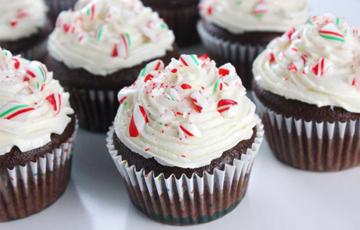 Cupcake chocolate kẹo peppermint giáng sinh